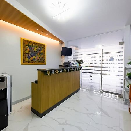 Oyo 848 Dona Aurora Condotel Quezon City Eksteriør billede