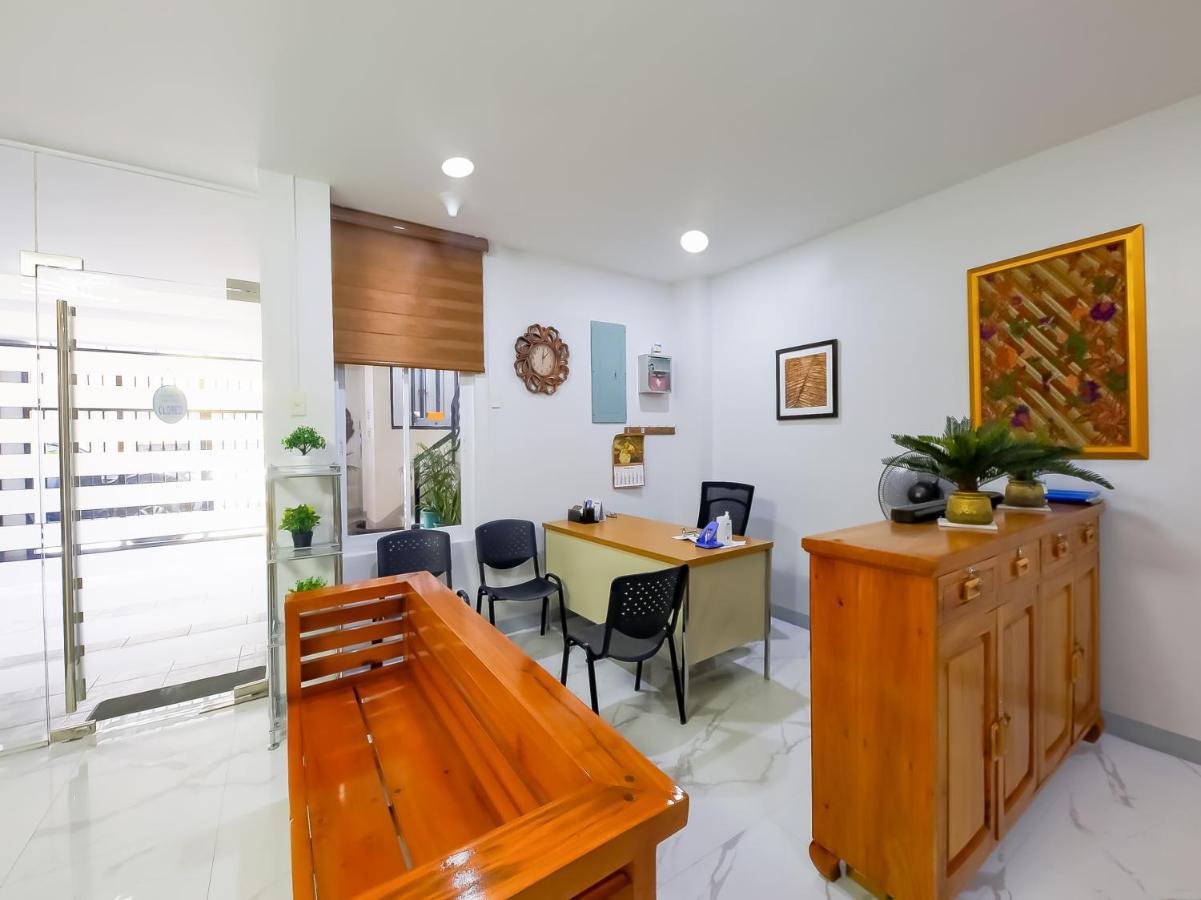 Oyo 848 Dona Aurora Condotel Quezon City Eksteriør billede